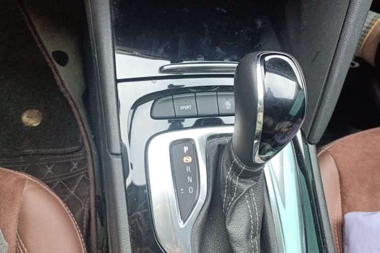 Used Buick Regal 2019 20T Elite Version China VI Standard Gear Lever