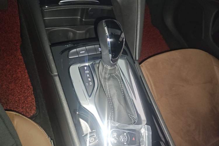 Used Buick Regal 2019 20T Elite Version China VI Standard Gear Lever