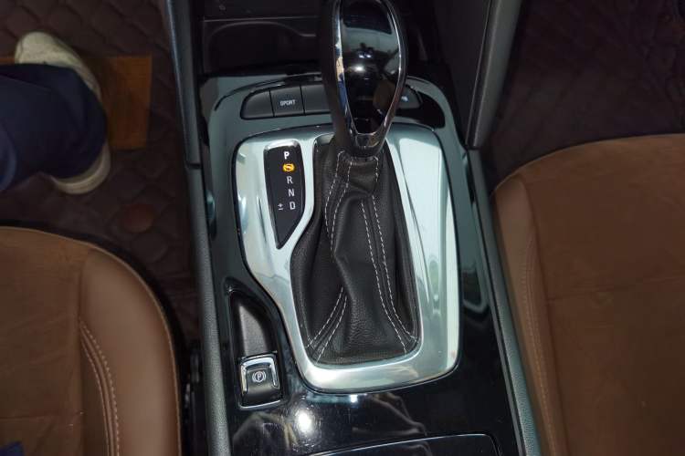 Used Buick Regal 2019 20T Elite Version China VI Standard Gear Lever