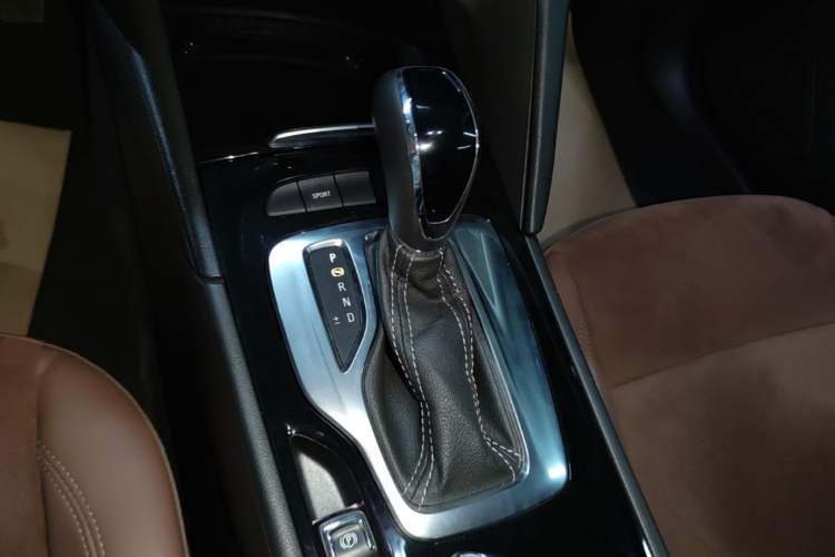 Used Buick Regal 2019 20T Elite Version China VI Standard Gear Lever