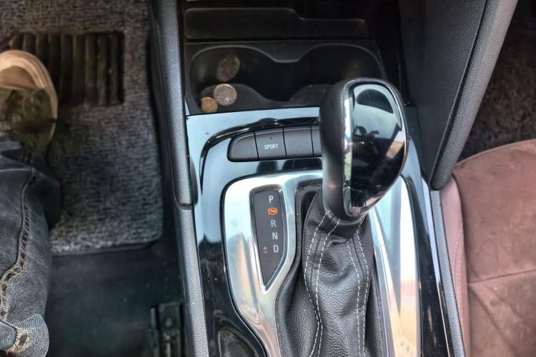 Used Buick Regal 2019 20T Elite Version China VI Standard Gear Lever