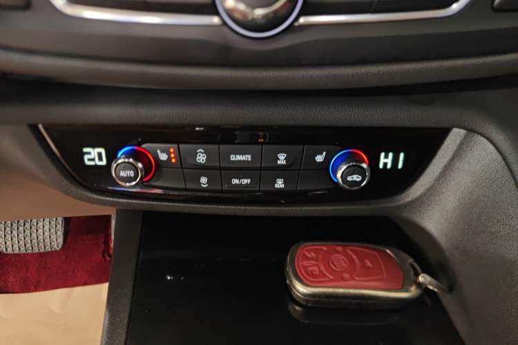 Used Buick Regal 2019 20T Elite Version China VI Standard Audio And AC Panel
