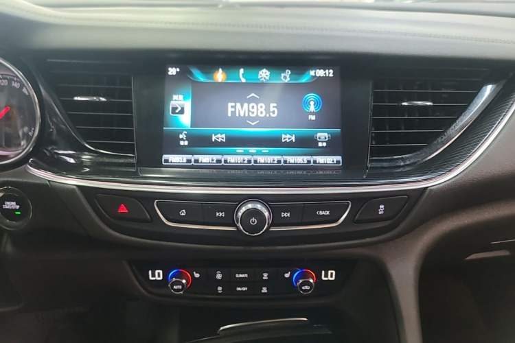 Used Buick Regal 2019 20T Elite Version China VI Standard Audio And AC Panel