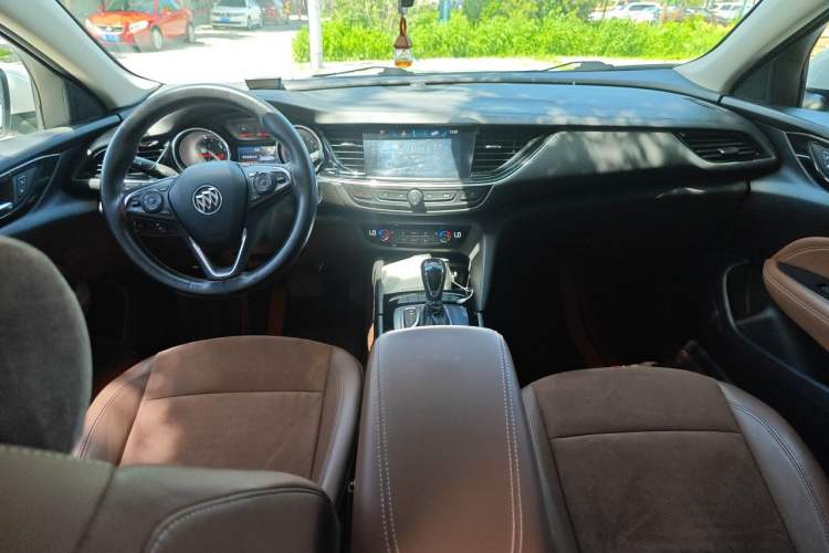Used Buick Regal 2019 Revised 20T Luxury Version China VI Standard Center Console