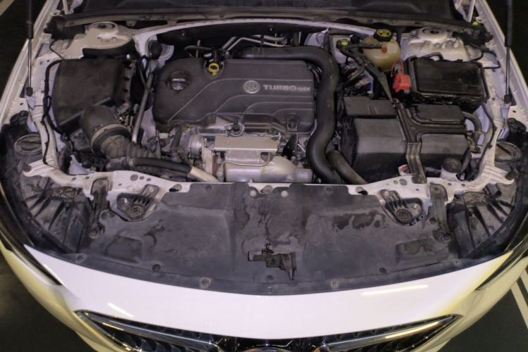 Used Buick Regal 2019 Revised 20T Luxury Version China VI Standard Engine Bay