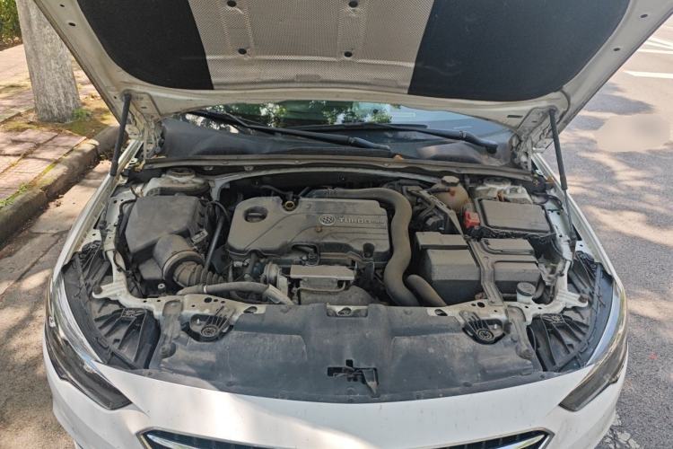 Used Buick Regal 2019 Revised 20T Luxury Version China VI Standard Engine Bay