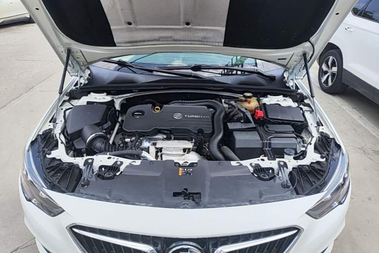 Used Buick Regal 2019 Revised 20T Luxury Version China VI Standard Engine Bay