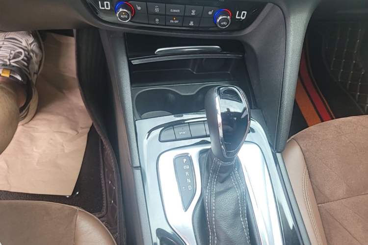 Used Buick Regal 2019 20T Elite Version China VI Standard Gear Lever