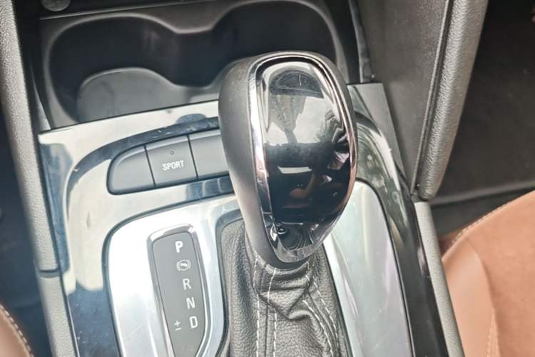 Used Buick Regal 2019 20T Elite Version China VI Standard Gear Lever