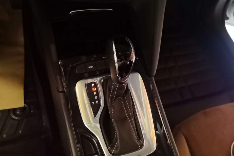 Used Buick Regal 2019 20T Elite Version China VI Standard Gear Lever