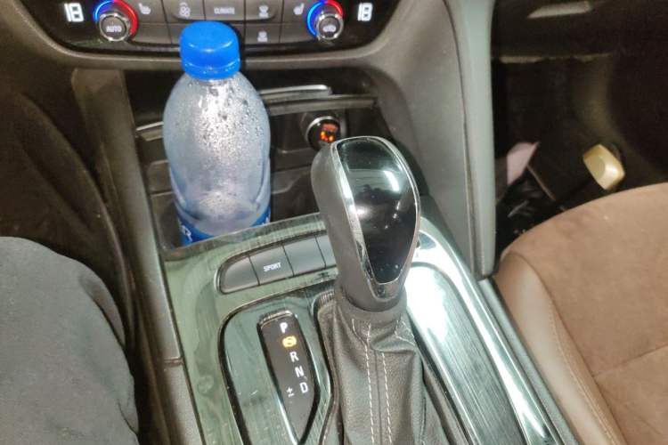 Used Buick Regal 2019 20T Elite Version China VI Standard Gear Lever