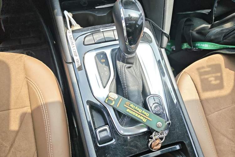 Used Buick Regal 2019 20T Elite Version China VI Standard Gear Lever