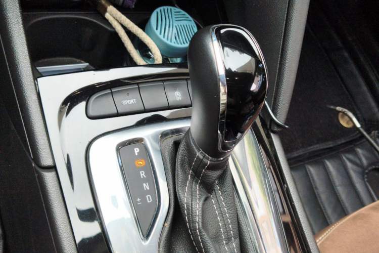 Used Buick Regal 2019 20T Elite Version China VI Standard Gear Lever
