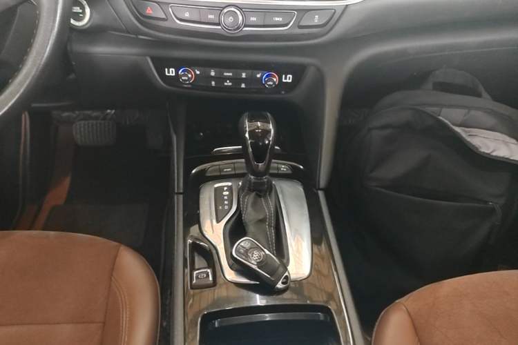 Used Buick Regal 2019 20T Elite Version China VI Standard Gear Lever