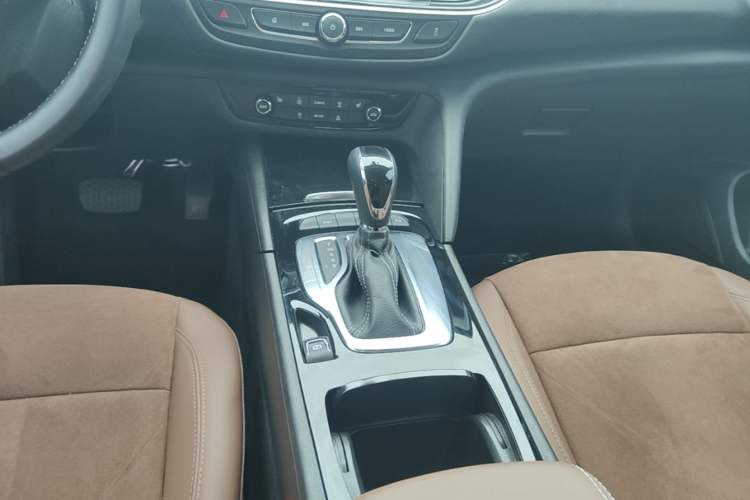 Used Buick Regal 2019 Revised 20T Luxury Version China VI Standard Gear Lever