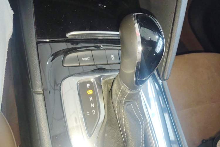 Used Buick Regal 2019 20T Elite Version China VI Standard Gear Lever