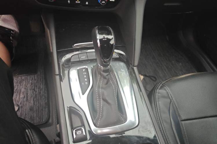 Used Buick Regal 2019 20T Elite Version China VI Standard Gear Lever