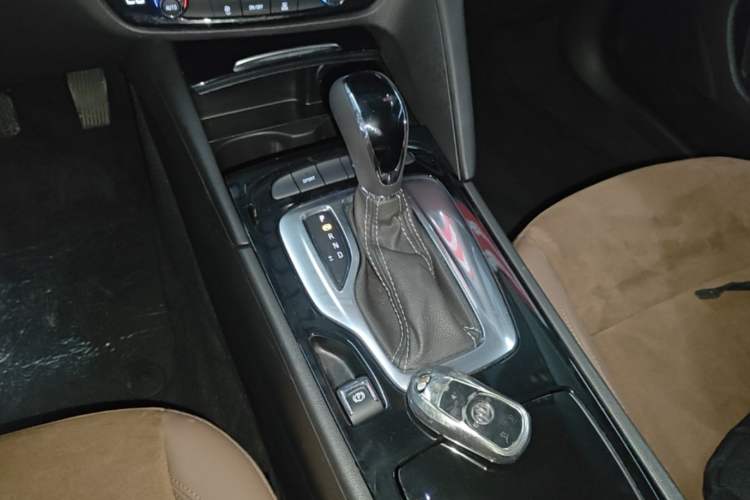 Used Buick Regal 2019 20T Elite Version China VI Standard Gear Lever