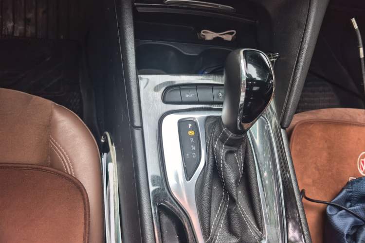 Used Buick Regal 2019 20T Elite Version China VI Standard Gear Lever