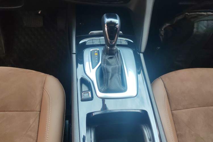 Used Buick Regal 2019 20T Elite Version China VI Standard Gear Lever