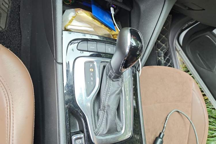Used Buick Regal 2019 20T Elite Version China VI Standard Gear Lever