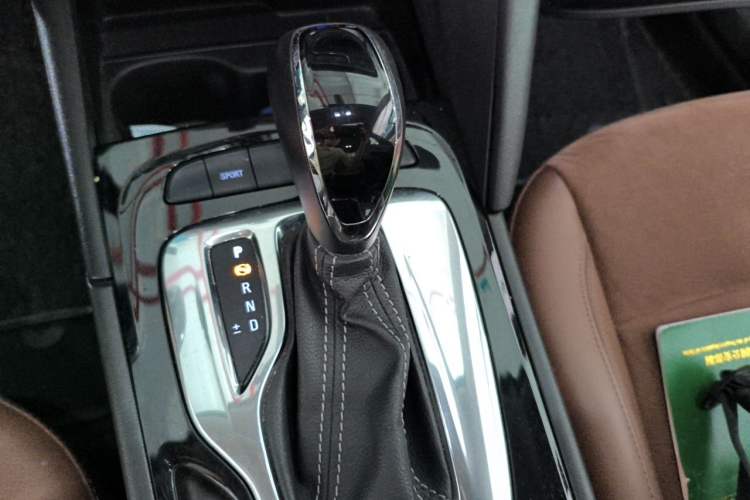 Used Buick Regal 2019 20T Elite Version China VI Standard Gear Lever