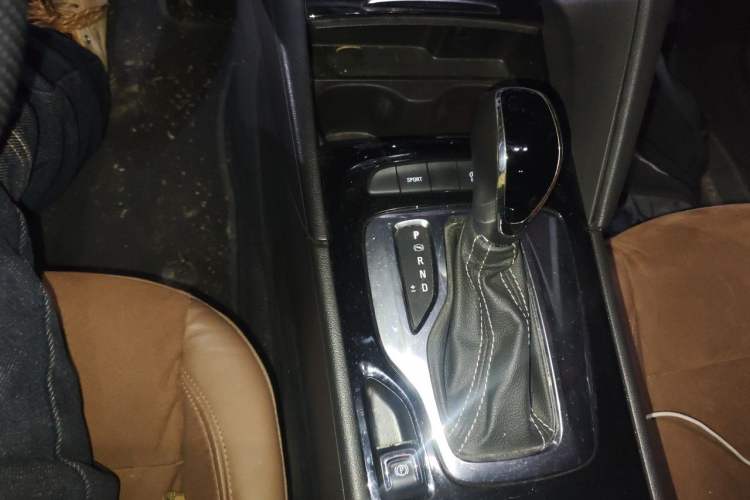 Used Buick Regal 2019 20T Elite Version China VI Standard Gear Lever