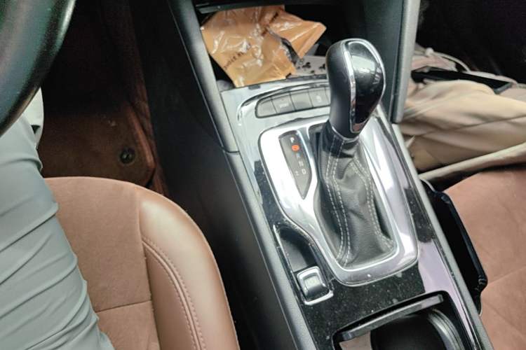 Used Buick Regal 2019 20T Elite Version China VI Standard Gear Lever