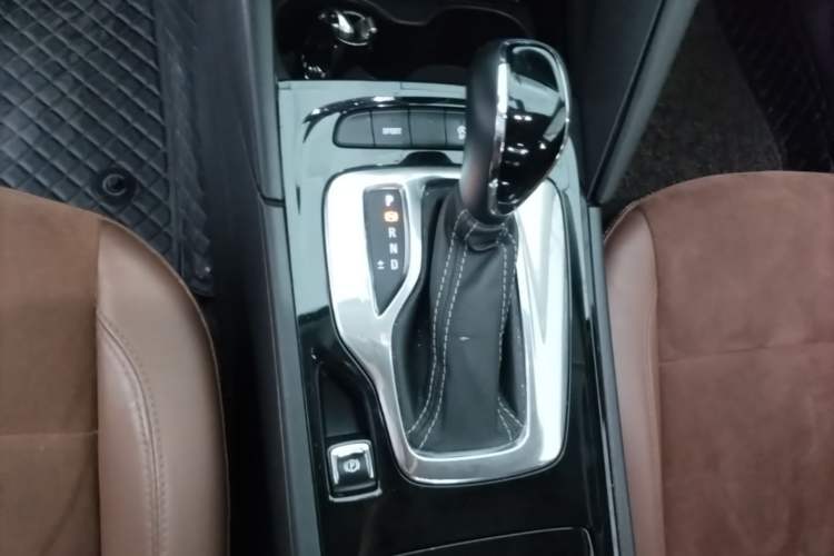 Used Buick Regal 2019 20T Elite Version China VI Standard Gear Lever