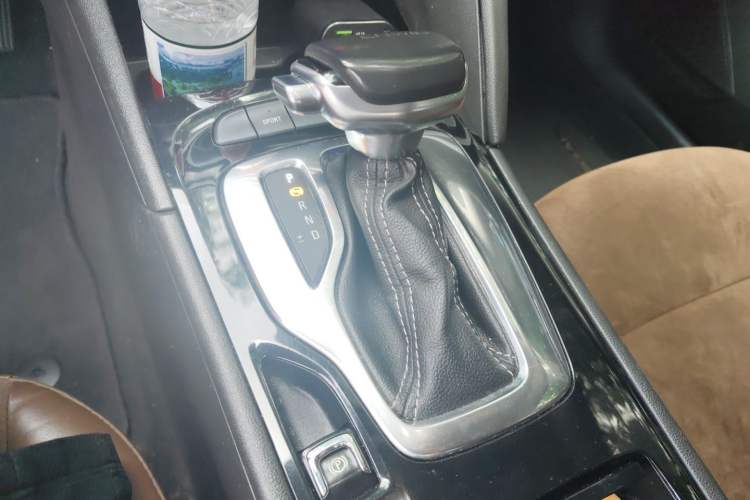 Used Buick Regal 2019 20T Elite Version China VI Standard Gear Lever