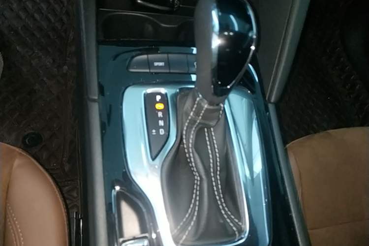 Used Buick Regal 2019 20T Elite Version China VI Standard Gear Lever