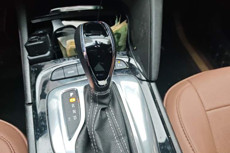Used Buick Regal 2019 20T Luxury Model China VI Standard Gear Lever