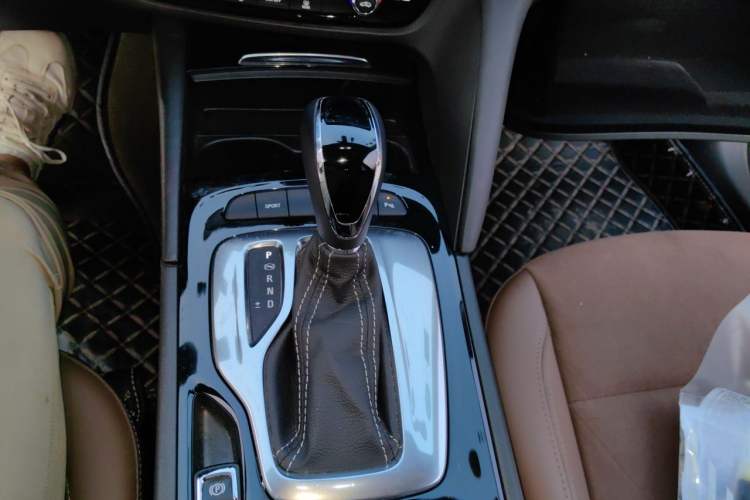 Used Buick Regal 2019 20T Elite Version China VI Standard Gear Lever