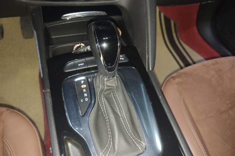 Used Buick Regal 2019 20T Elite Version China VI Standard Gear Lever