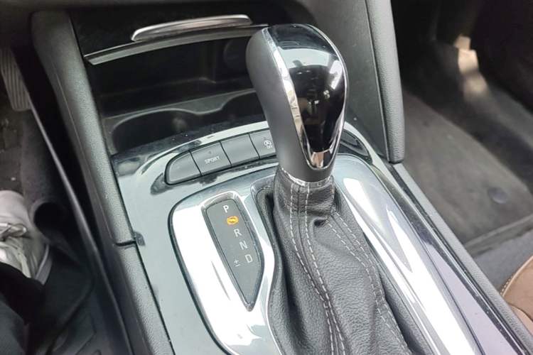 Used Buick Regal 2019 20T Elite Version China VI Standard Gear Lever