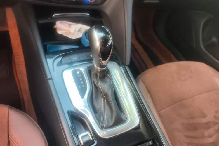 Used Buick Regal 2019 20T Elite Version China VI Standard Gear Lever