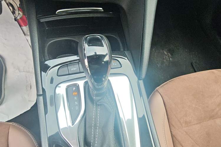 Used Buick Regal 2019 20T Elite Version China VI Standard Gear Lever