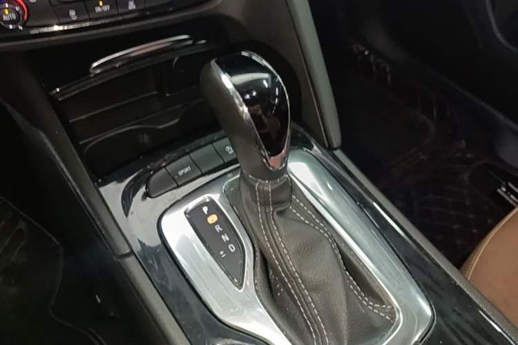 Used Buick Regal 2019 20T Elite Version China VI Standard Gear Lever