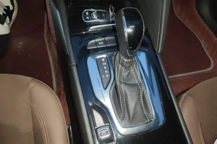 Used Buick Regal 2019 20T Elite Version China VI Standard Gear Lever