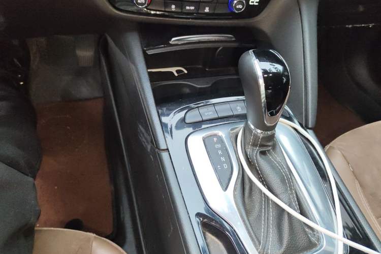 Used Buick Regal 2019 20T Elite Version China VI Standard Gear Lever
