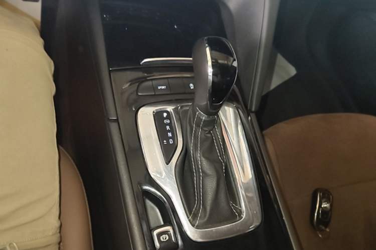 Used Buick Regal 2019 20T Elite Version China VI Standard Gear Lever