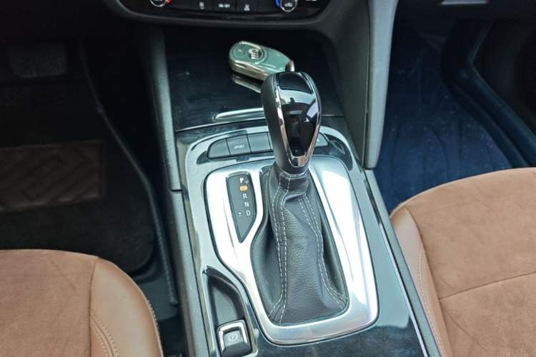 Used Buick Regal 2019 20T Elite Version China VI Standard Gear Lever