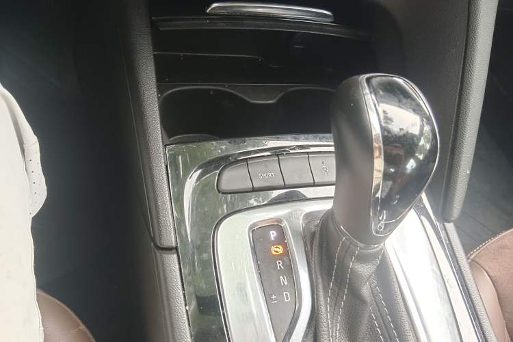 Used Buick Regal 2019 20T Elite Version China VI Standard Gear Lever