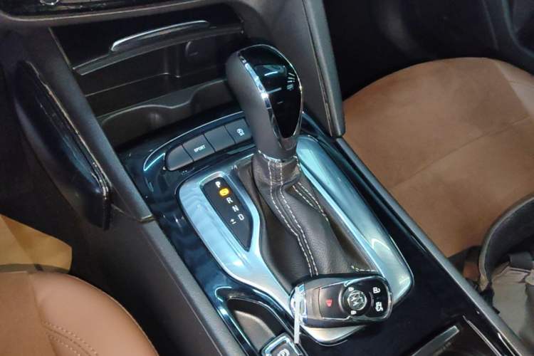 Used Buick Regal 2019 20T Elite Version China VI Standard Gear Lever