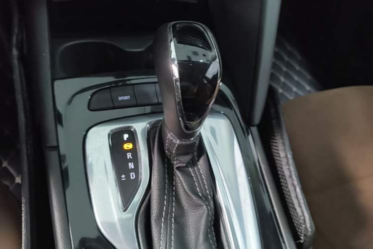 Used Buick Regal 2019 20T Elite Version China VI Standard Gear Lever