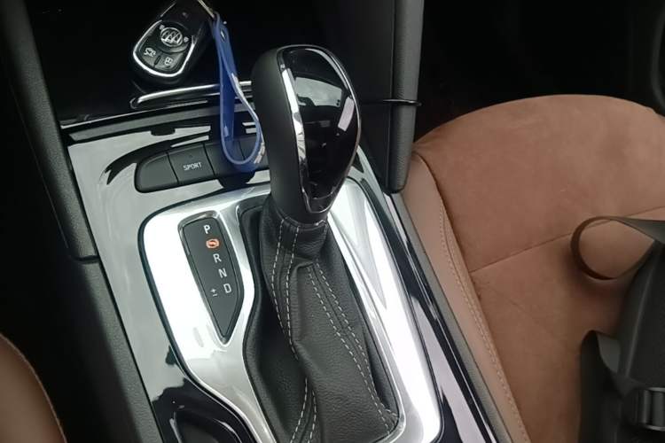 Used Buick Regal 2019 20T Elite Version China VI Standard Gear Lever