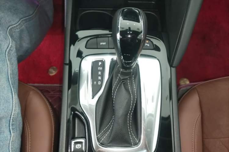 Used Buick Regal 2019 20T Elite Version China VI Standard Gear Lever