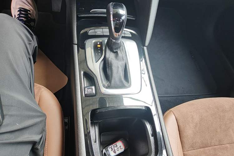 Used Buick Regal 2019 20T Elite Version China VI Standard Gear Lever
