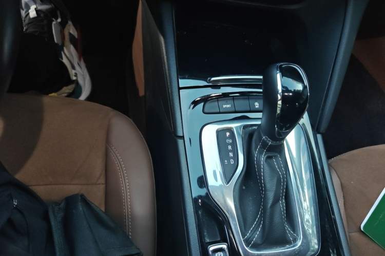 Used Buick Regal 2019 20T Elite Version China VI Standard Gear Lever