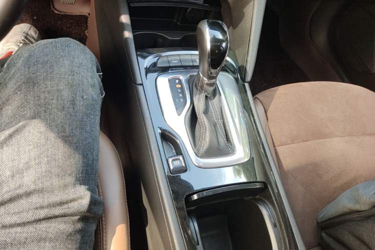 Used Buick Regal 2019 20T Elite Version China VI Standard Gear Lever